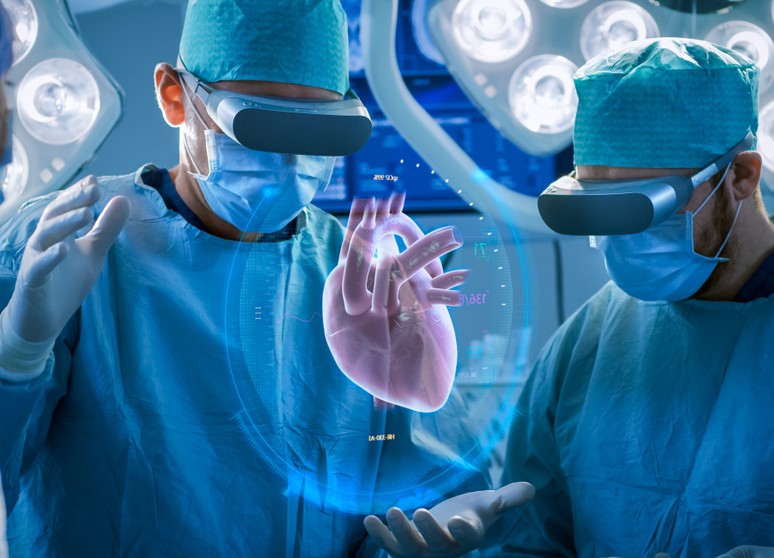 Surgeons use virtual reality to visualize a heart