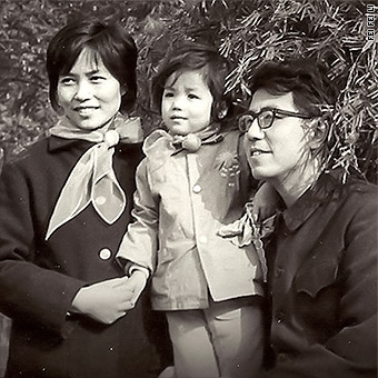 picture of Fei-Fei as a young child with her parents